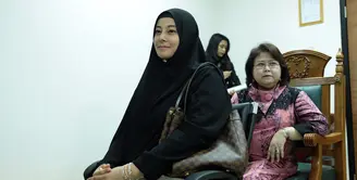 Sidang cerai ustaz Ahmad Alhabsyi dan Putri Aisyah Aminah kembali di gelar di Pengadilan Agama Jakarta Selatan. Pada sidang kali ini, Putri berharap suaminya cepat memberikan talak. (Deki Prayoga/Bintang.com)
