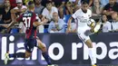 Pemain AC Milan, Ricardo Rodriguez (kanan) mengontrol bola saat diadang pemain FC Crotone, Davide Faraoni pada lanjutan Serie A di Ezio Scida Stadium, (20/8/2017). Milan menang 3-0. (AFP/ Carlo Hermann)
