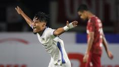 Pemain PSIM Yogyakarta, Aditya Putra Dewa merayakan gol kemenangan yang diciptakan oleh Sugeng Efendi saat matchday ke-8 Grup C Liga 2 2021 antara Persis Solo melawan PSIM Yogyakarta di Stadion Manahan, Solo, Senin (15/11/2021). (Bola.com/Bagaskara Lazuardi)