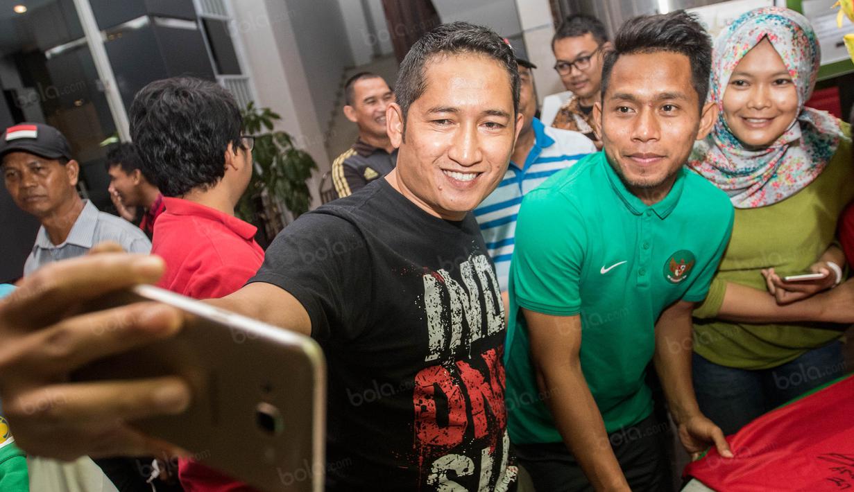Gelandang Timnas Indonesia, Andik Vermansah, diajak selfie penggemarnya saat berada di Hotel Lor In, Jawa Barat, Jumat (2/12/2016). Keramahan Lilipaly membuat fans sukacita. (Bola.com/Vitalis Yogi Trisna)