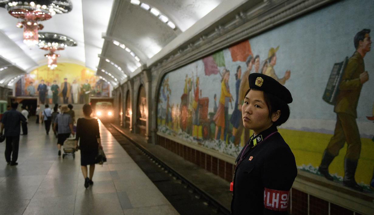 Seorang petugas berdiri di atas platform stasiun kereta bawah tanah atau metro Pyongyang di Korea Utara, 6 September 2018. Stasiun kereta bawah tanah di Pyongyang, menjadi andalan moda transportasi umum warga Korea Utara. (AFP / Ed JONES)