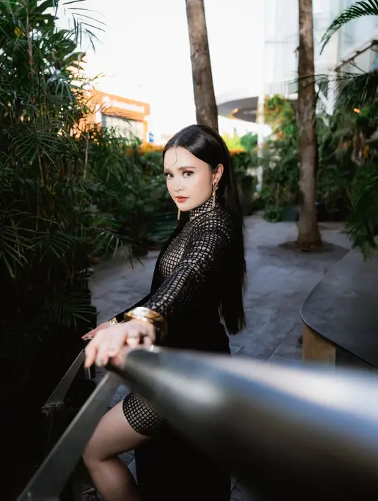 Aktris 30 tahun itu sukses jadi Barbie hidup berkat pulasan yang berbeda dari MUA ternama Dean [@michelleziu]