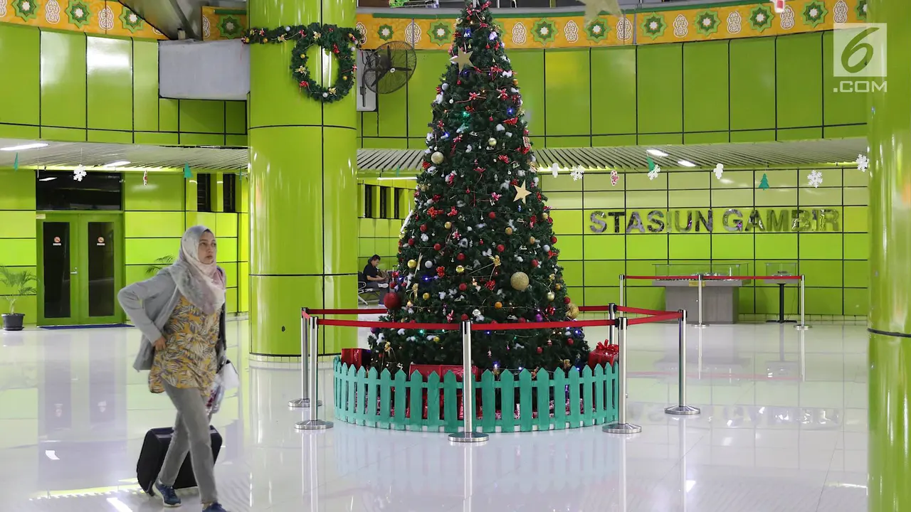 Jelang Akhir Tahun, Dekorasi Natal dan Tahun Baru Hiasi Stasiun Gambir