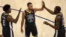 Pebasket Golden State Warriors, Stephen Curry, bersama rekannya merayakan kemenangan atas Cleveland Cavaliers pada final NBA di Oracle Arena, Oakland, Minggu (3/6/2018). Warriors menang 122-103 atas Cavaliers. (AFP/Ezra Shaw)