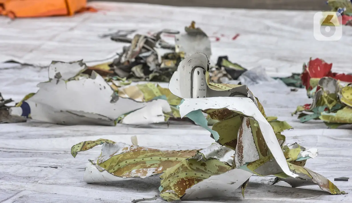 Kondisi serpihan dari pesawat Sriwijaya Air SJ-182 saat dikumpulkan di Dermaga JICT 2, Tanjung Priok, Jakarta, Senin (11/10/2021).  Sriwijaya Air SJ 182 rute Jakarta-Pontianak  jatuh di perairan Kepulauan Seribu Sabtu petang. (Liputan6.com/Faizal Fanani)