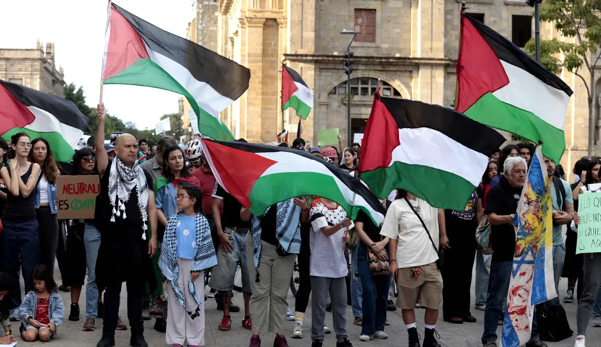 Aksi unjuk rasa pro-Palestina digelar di Guadalajara, Meksiko, Selasa (7/10/2025). Mereka menuntut segera diakhirinya agresi militer Israel di seluruh wilayah Gaza. (Ulises RUIZ/AFP)