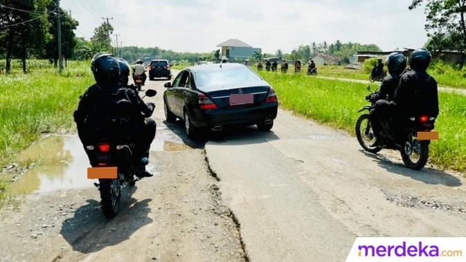Jalan yang dilalui Jokowi tampak rusak parah.  Terlihat sebagian jalan aspal sudah terkelupas.