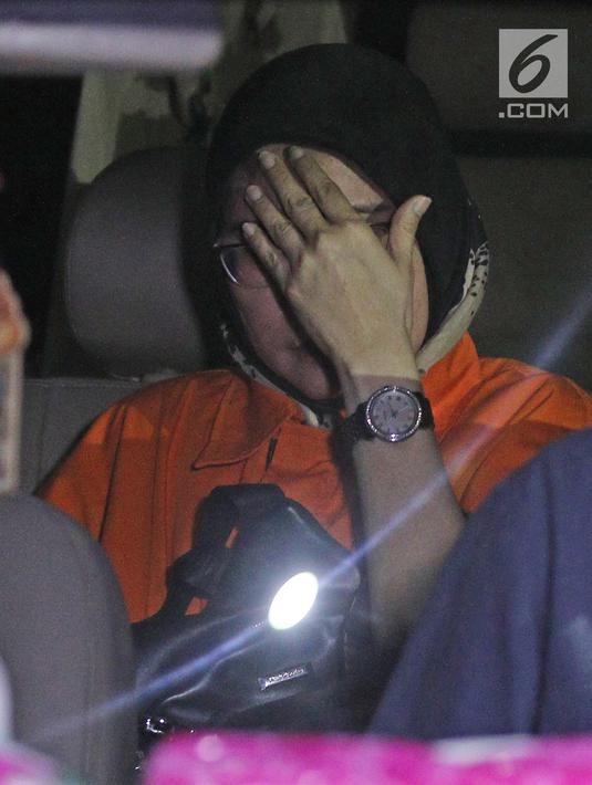 Tersangka Hakim PN Tangerang, Wahyu Widya Nurfitri masuk ke mobil tahanan usai diperiksa di gedung KPK, Jakarta, Selasa (13/3). Wahyu menerima suap Rp 30 juta terkait pengurusan perkara perdata wanprestasi. (Liputan6.com/Herman Zakharia)