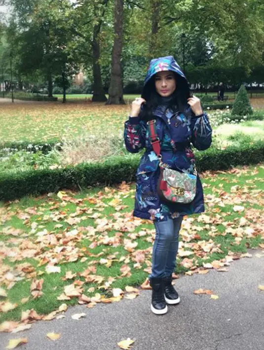 "Hi everyone good morning n happy Monday," tulisnya menyapa para pengikut instagramnya dalam foto di London tanggal 2 Oktober 2017 silam. (Instagram/isdadahlia)