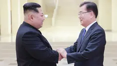 Pemimpin Korea Utara Kim Jong-un berjabat tangan dengan Kepala Delegasi Korea Selatan Chung Eui-yong saat melakukan pertemuan di Pyongyang (5/3). (AFP/Handout)