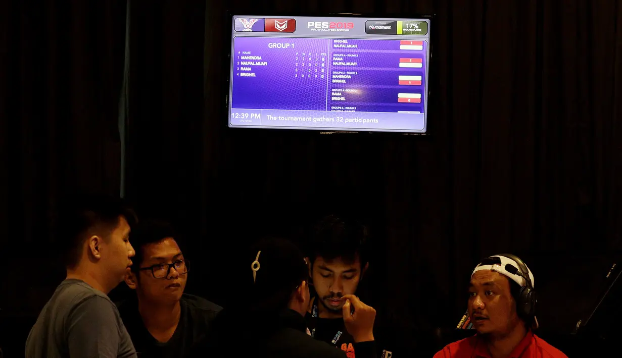 Sejumlah peserta mengikuti laga penyisihan seleksi Liga 1 PES Series Jakarta di Pluit, Jakarta, Sabtu, (19/1). Nantinya pemenang akan mewakili Indonesia di ajang Liga 1 PES Asia di Thailand. (Bola.com/M. Iqbal Ichsan)