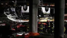 Petugas pemadam kebakaran bekerja di lokasi kecelakaan bus penumpang di Mestre, dekat Venesia, Italia, Rabu (4/10/2023). Sebuah bus mengalami kecelakaan setelah jatuh dari jalan layang. (AP Photo/Antonio Calanni)