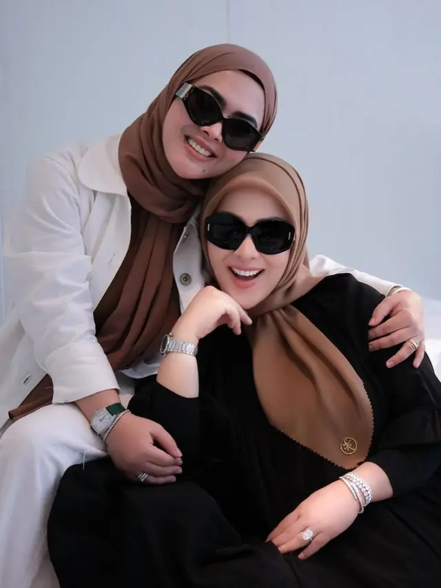 Syahrini rayakan ultah pernikahan ke-5 (Instagram/princessyahrini)