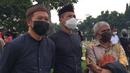 Sigit Pamungkas (kiri) pelatih Kido/Hendra pas meraih emas Olimpiade Beijing 2008 dan Joko Suprianto, mantan pebulutangkis tunggal putra (tengah) menghadiri prosesi pemakaman Markis Kido di TPU Kebun Nanas. (Foto: Bola.com/Erwin Fitriansyah)