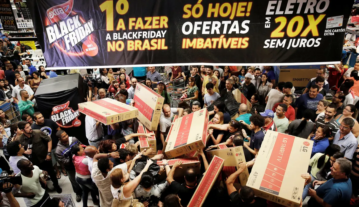 Pengunjung berdesak-desakan mengambil televisi pada hari "Black Friday" di Sebuah toko di Sao Paulo, Brasil, (24/11). Black Friday menjadi penanda dimulainya musim berbelanja bagi warga Brasil menjelang Natal. (REUTERS/Andrew Kelly)