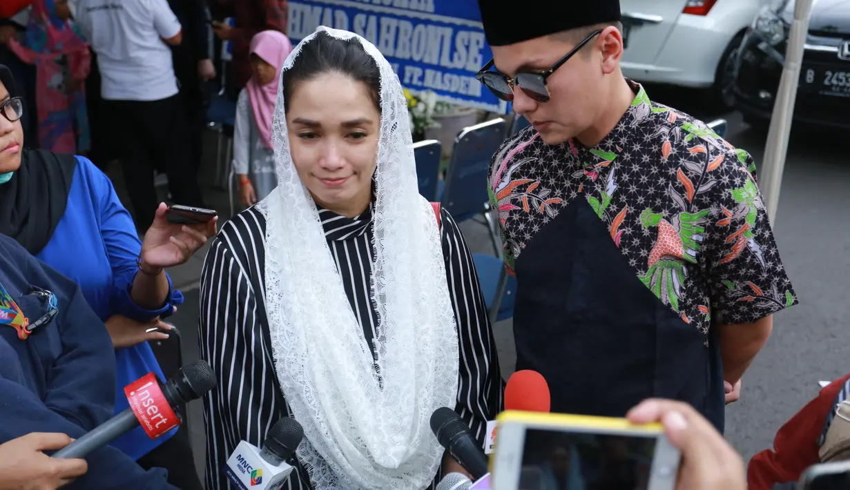 Kabar duka setelah meninggalnya Julia Perez itu membuat Ussy Sulistyawati mengaku kaget dengan berita duka tersebut. Bahkan, sempat tidak percaya saat mendapat telpon tentang kematian Ferry. (Adrian Putra/Bintang.com)