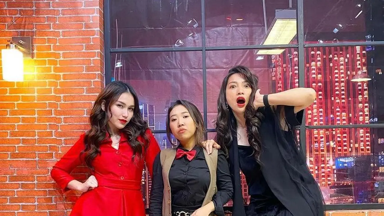 6 Potret Tampilan Mencolok Ayu Ting Ting Pakai Dress Merah, Curi Perhatian