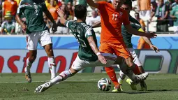 Bek Meksiko, Hector Moreno mengalami benturan dengan penyerang Belanda Arjen Robben dalam pertandingan 16 besar Piala Dunia 2014, Brasil, Minggu (29/6/14). (REUTERS/Marcelo Del Pozo)