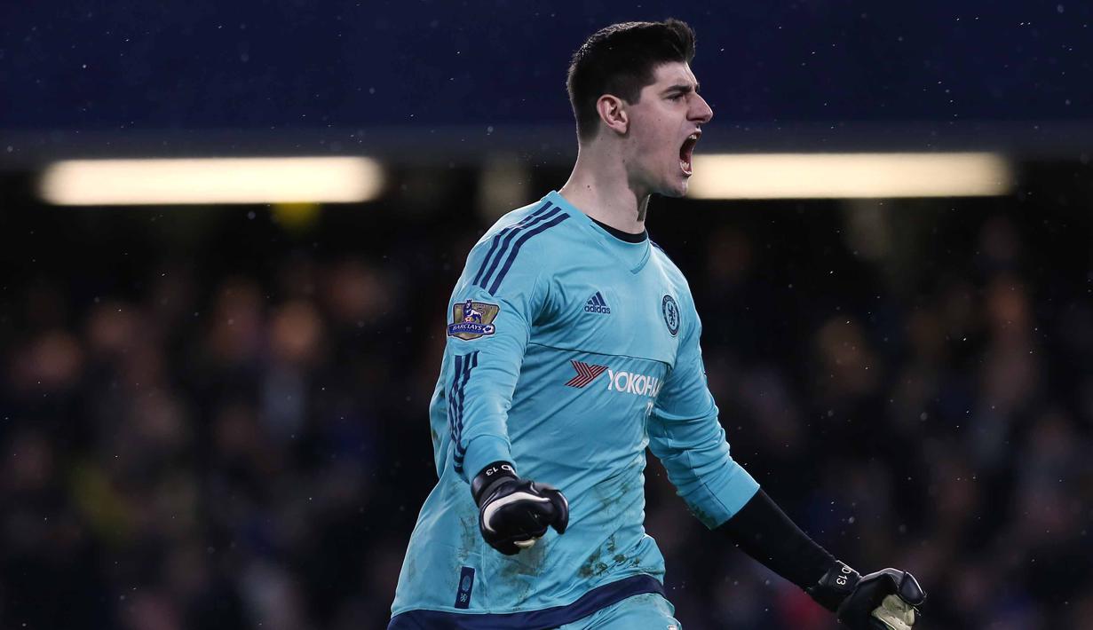 Ekspresi kiper Chelsea,Thibaut Courtois setelah gol balasan Chelsea dicetak Diego Costa ke gawang Manchester United pada lanjutan Liga Premier Inggris di Stadion Stamford Bridge, London, Senin (8/2/2016) dini hari WIB.  (AFP/Ian Kington) 