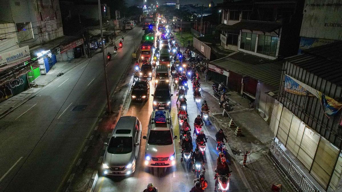 Gelombang Mudik Lebaran 2026, Jalur Arteri Bekasi Dipadati Pemudik Motor