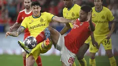 Pemain Inter Milan, Alessandro Bastoni (kiri) berebut bola dengan pemain Benfica, Goncalo Ramos dalam pertandingan leg pertama perempat final Liga Champions 2022/2023 di Luz stadium, Rabu (12/4/2023). Alessandro Bastoni dinobatkan menjadi pemain terbaik pada laga Benfica vs Inter Milan. Bek tengah Inter ini mencatatkan satu assist ciamik dan bertahan dengan tangguh sepanjang pertandingan. (AFP/Patricia De Melo Moreira)
