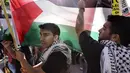 Massa pendukung Palestina berunjuk rasa di depan Konsulat Israel di Los Angeles, Kalifornia, (20/7/2014). (REUTERS/Jonathan Alcorn) 