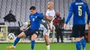 Penyerang Italia, Pietro Pellegri (kiri) berebut bola bek Estonia, Nikita Baranov dalam laga uji coba internasional di Artemio Franchi, Kamis (12/11/2020) dini hari. Italia tanpa kesulitan mengalahkan Estonia dengan skor 4-0. (Alberto PIZZOLI/AFP)