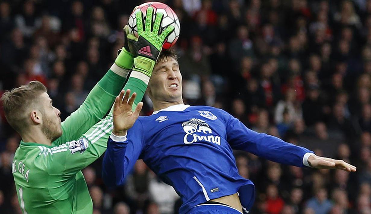 5. Kiper Manchester United, David De Gea, duel udara dengan bek Everton, John Stones, pada laga Liga Premier Inggris di Stadion Old Trafford, Inggris, Minggu (3/4/2016). MU berhasil menang 1-0 atas Everton. (Reuters/Phil Noble)