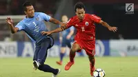 Pemain depan Persija, Novri Setiawan (kanan) berebut bola dengan pemain Johor Darul Takzim pada lanjutan penyisihan Grup H Piala Asia 2018 di Stadion GBK, Jakarta, Selasa (10/4). Babak pertama Persija unggul 3-0. (Liputan6.com/Helmi Fithriansyah)