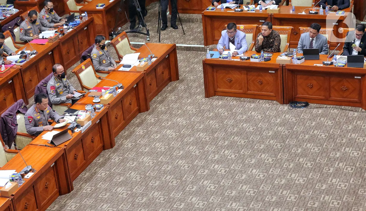 Kepala Kepolisian Negara Republik Indonesia (Kapolri) Jenderal Pol. Listyo Sigit Prabowo (kiri) saat mengikuti rapat dengar pendapat (RDP) dengan DPR RI di Jakarta, Rabu (24/8/2022). Rapat tersebut membahas kasus penembakan Brigadir J di rumah dinas Irjen Pol. Ferdy Sambo. (Liputan6.com/Angga Yuniar)