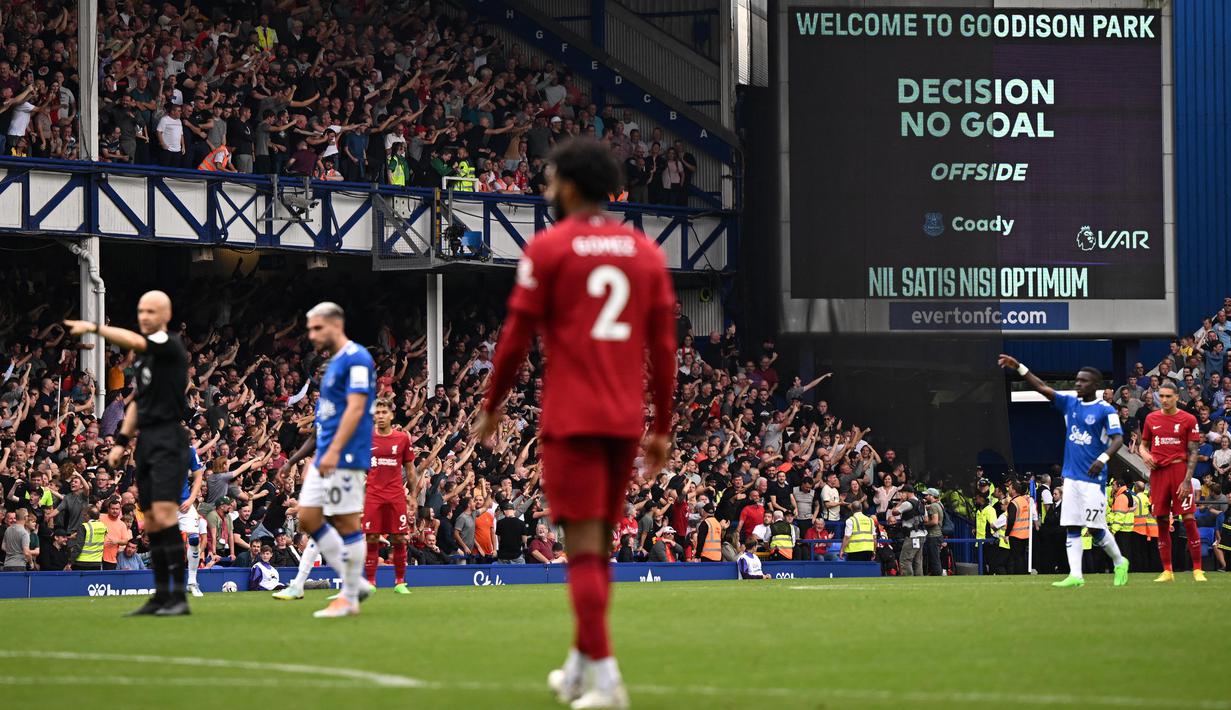 <p>Namun, kebahagiaan itu tak berlangsung lama. Wasit menganulir gol tersebut. Dari pengecekan VAR, gol dianulir akibat offside. Liverpool terselamatkan. (AFP/Oli Scarff)</p>