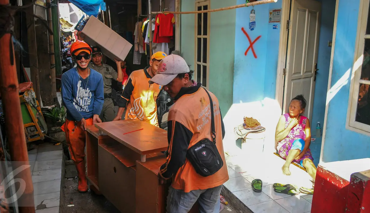 Sejumlah petugas membantu warga untuk memindahkan barang-barangnya setelah Pemprov DKI memberikan SP2 untuk segera mengosongkan dan meninggalkan rumah mereka di kawasan Pasar Ikan, Penjaringan, Jakarta, Rabu (6/4). (Liputan6.com/Yoppy Renato)