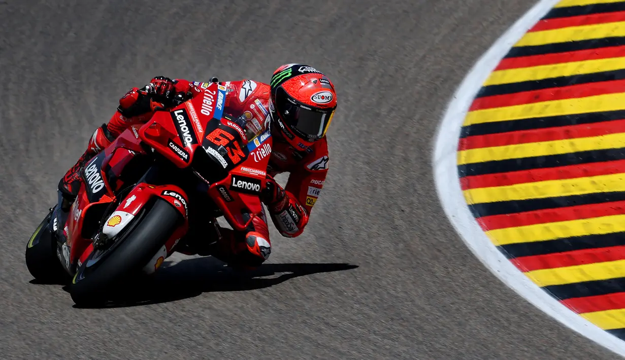 Francesco Bagnaia sebagai pemegang pole position mampu kembali merebut posisi terdepan dari Quartararo di lap kedua meski mampu direbut kembali Quartararo sedetik kemudian. (AFP/Ronny Hartmann)
