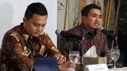 Lingkaran Survei Indonesia (LSI) memaparkan hasil survei '100 Hari Jokowi 3 Rapor Merah dan 2 Rapor Biru’ di kantor LSI Jakarta, (29/1/2015). Adjie Alfaraby (kanan) bersama Rully Akbar (kiri) menjawab pertanyaan wartawan. (Liputan6.com/Andrian M Tunay)