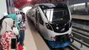 Para penumpang menunggu kedatangan kereta di Stasiun LRT Palembang, Sumatra Selatan, Minggu (5/7/2018). LRT ini akan menjadi salah satu solusi transportasi saat Asian Games mendatang. (Bola.com/Reza Bachtiar)