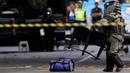 Petugas Penjinak Bahan Peledak dari Kepolisian Brasil mempersiapkan peralatan sebelum menghampiri tas mencurigakan di Rio de Janeiro, Senin (18/7). Pemerintah Brasil memperketat keamanan jelang Olimpiade Rio de Janiero 2016. (REUTERS/Ueslei Marcelino)