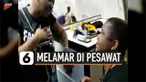 Seorang pria memberikan kejutan romantis untuk sang kekasih yang tengah berulang tahun. Yakni dengan melamar kekasihnya itu di atas pesawat.