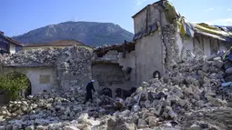 Seorang penduduk setempat memeriksa masjid Habib-i Neccar yang hancur di kota selatan bersejarah Antakya pada 11 Februari 2023, setelah gempa berkekuatan 7,8 melanda tenggara Turki. Masjid ini terletak di Antakya, salah satu kota yang paling parah terkena dampak di Turki. (Photo by Yasin AKGUL / AFP)