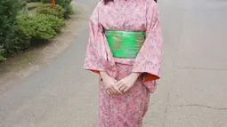 Berasal dari Negeri Sakura, Haruka punya pesona yang khas. Terlebih, saat ia mengenakan busana tradisional Jepang. Wanita kelahiran 1992 ini tampak makin memesona. (Liputan6.com/IG/@haruuuu_chan)