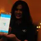 Seorang wanita menunjukkan aplikasi online My Blue Bird dari ponselnya, Jakarta, (19/5). Blue Bird berinovasi dengan meluncurkan versi terbaru My Blue Bird yang dilengkapi berbagai fitur baru yang berbeda dari versi terdahulu (Liputan6.com/Gempur M Surya)