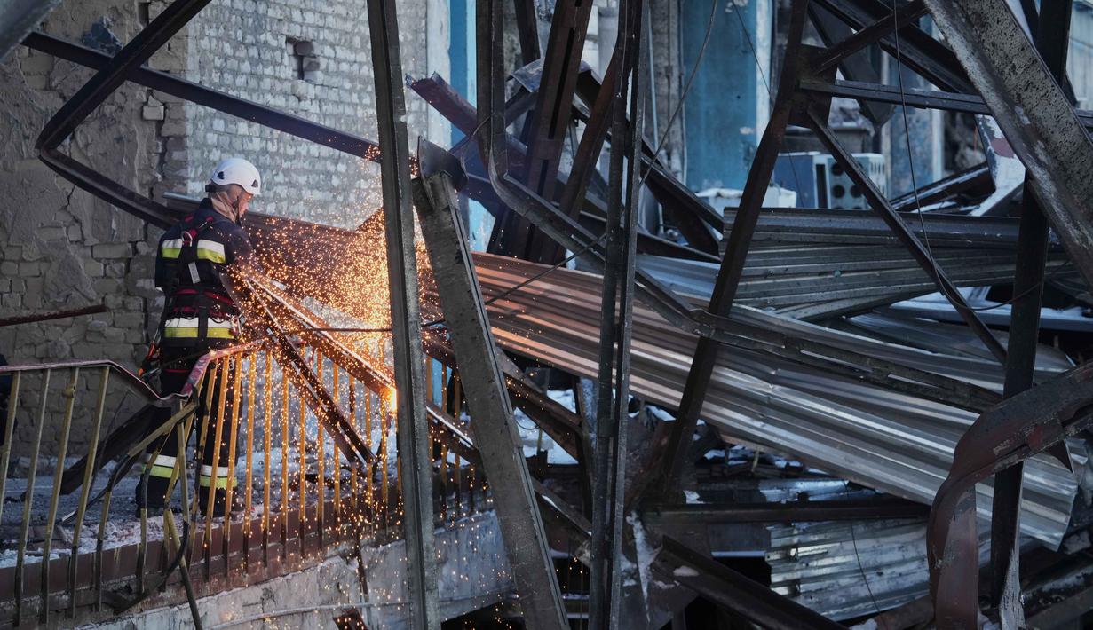 Sejumah teknisi terus bekerja secepat mungkin, meski pemulihan total bisa memakan waktu berbulan-bulan akibat kerusakan parah. Tampak dalam foto, para pekerja memperbaiki pembangkit listrik perusahaan DTEK yang hancur akibat serangan rudal Rusia, di sebuah lokasi yang dirahasiakan, Ukraina, Senin 9 Februari 2026. (AP Photo/Sergei Grits)