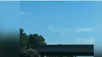 Lingkaran hitam misterius terlihat mengambang di langit wilayah Williamsburg, VIrginia AS.(Screen grab YouTube WAVY TV 10)