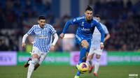 Cristiano Ronaldo (kanan) berusaha menggiring bola dan melepaskan diri dari kawalan pemain SPAL. (Dok. Juventus)
