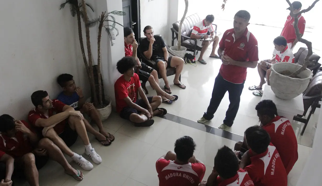 Pelatih kepala Madura United, Gomes De Olivera, berdiskusi seputar taktik bersama anak asuhnya dalam suasana kekeluargaan. (Bola.com/Vitalis Yogi Trisna)