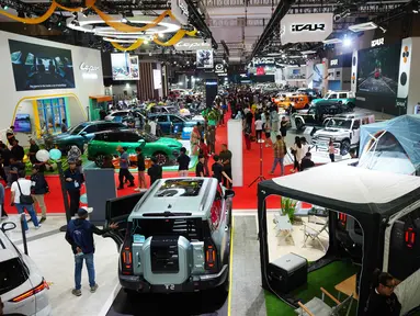 Pengunjung melihat-lihat kendaraan selama Pameran Otomotif Internasional Indonesia di Jakarta, Sabtu 7 Februari 2026. Ajang Indonesia International Motor Show (IIMS) 2026 menjadi etalase peluncuran berbagai kendaraan baru di pasar otomotif nasional. (AP Photo/Tatan Syuflana)