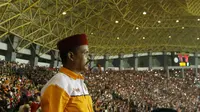 Seorang The Jakmania tampak serius saat menyaksikan laga terakhir Persija di Liga 1 di Stadion Patriot, Bekasi, Minggu (12/11/2017). Persija menang 2-1 atas Bhayangkara FC. (Bola.com/ M Iqbal Ichsan)