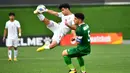 Pemain Iran U-20, Amirreza Eslamtalab melepaskan tendangan di depan pemain Irak U-20, Abdulrazzak Qasim Subaihawi pada laga perempatfinal Piala Asia U-20 2023 di JAR Stadium, Tashkent, Uzbekistan, Sabtu (11/3/2023). (AFC/Adam Aidil)