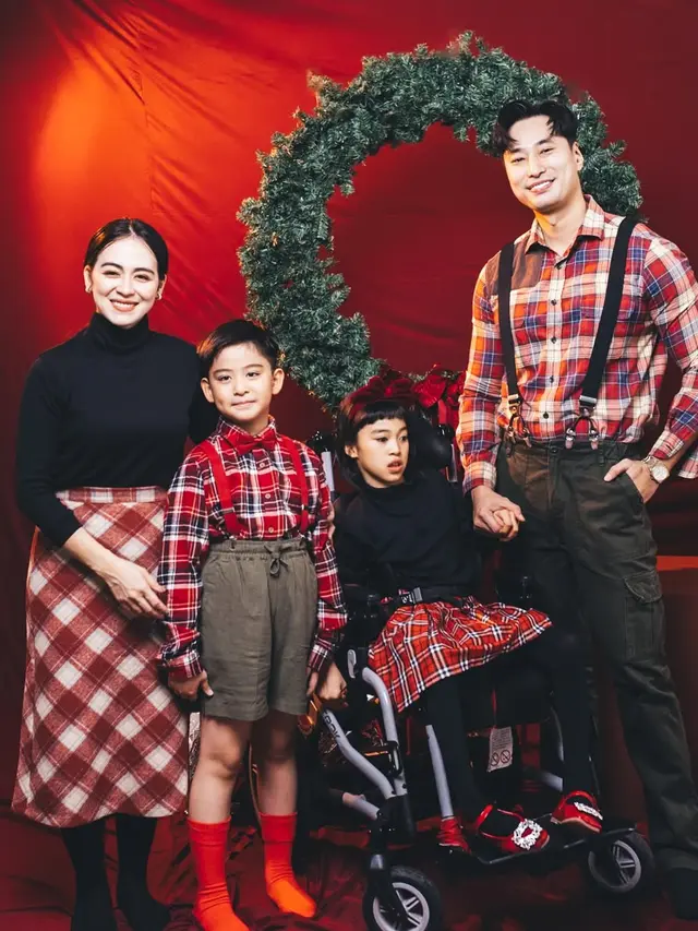 8 Pemotretan Keluarga Publik Figur Bertema Natal Ini Memukau, Penuh Keceriaan