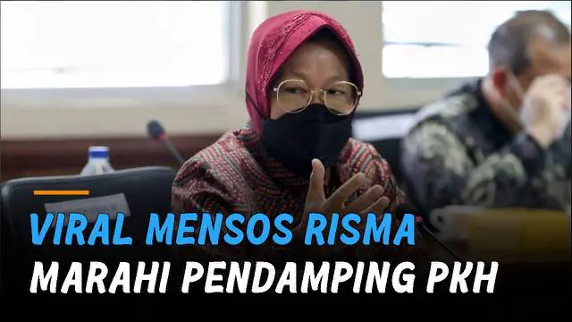 Risma berjalan ke arah seorang pendamping PKH dan menunjuk-nunjuk.