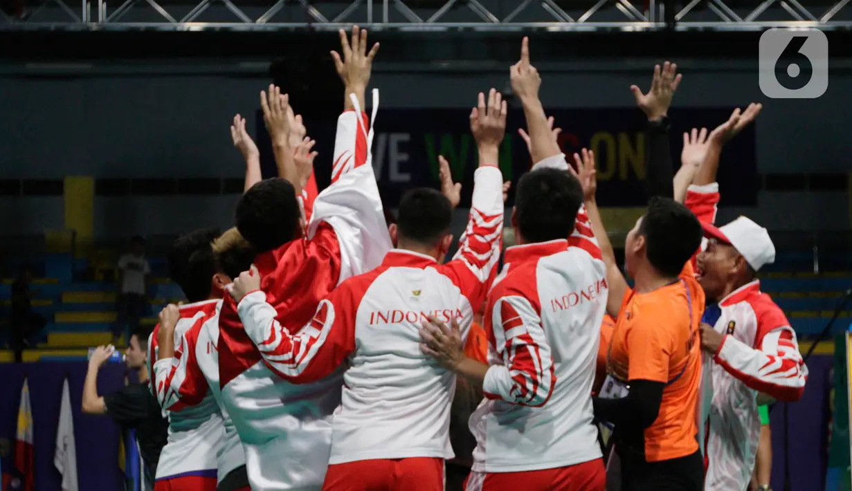 Pemain dan pelatih tim beregu putra Indonesia merayakan gelar juara cabang bulutangkis SEA Games 2019 di Multinlupa Sport Center, Manila, Rabu (4/12/2019). Indonesia mengunci medali emas usai mengalahkan Malaysia 3-1. (Bola.com/M Iqbal Ichsan)